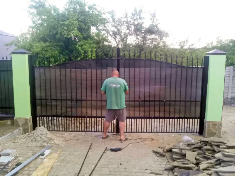 Установленный забор из поликарбоната 