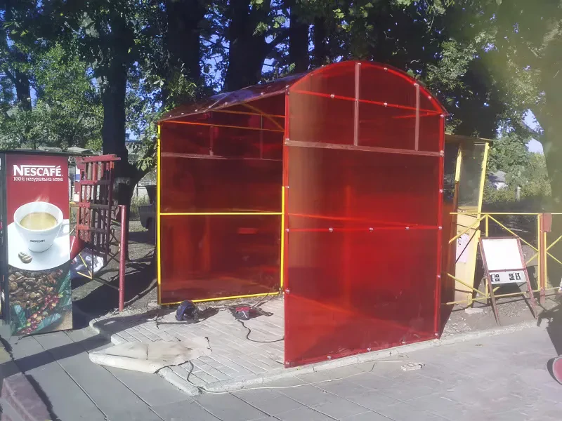 Навес над кофейным аппаратом и холодильником на заправке
